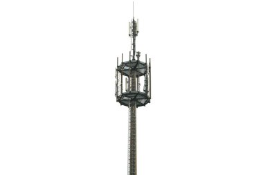 Radyo iletimi için antenleri olan çelik telekom kulesi.