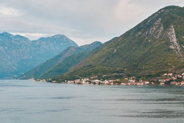 dağ manzarası ile göl ve bulutlu gökyüzü