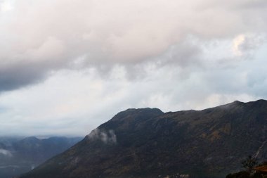 Kotor Körfezi sularına yansıyan engebeli dağlar
