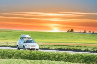 Kırsal bölgede çatı katlı modern bir araba.