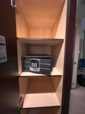 Raftaki dijital tuş takımı kasası