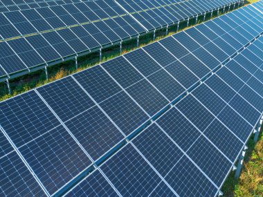 Güneş panelleri açık havada yenilenebilir enerji üretiyor.
