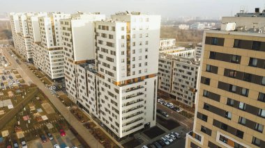 Modern apartman bloklarına sahip şehir manzarası hava manzarası