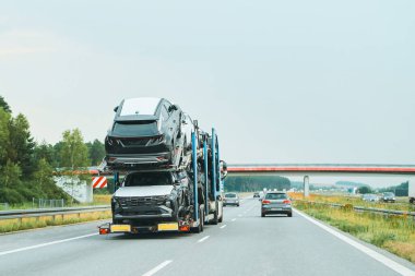 Otomotiv nakliye kamyonu yolda.