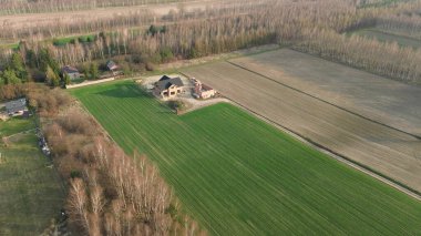 Köy bölgesinde modern ev inşaatı