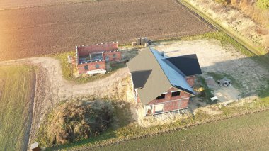 Barışçıl doğada tamamlanmamış bir ev.