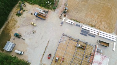 Kırsal kesimde inşaat halindeki sanayi binası