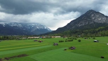 Alp kasabası karlı tepelerin altında