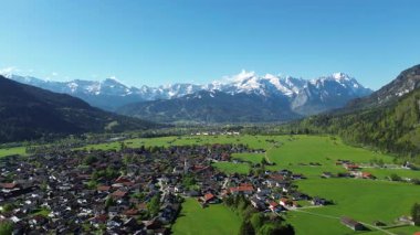 Bahar Çayırları ve Bavyera Alpleri Panoraması