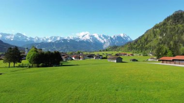 Alp kasabası karlı tepelerin altında