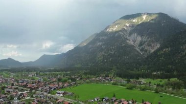 Dağların yakınındaki yeşil vadide