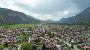 Ormanı ve dağları olan yeşil vadi