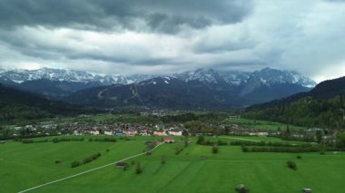 Dramatik dağların altındaki renkli evler