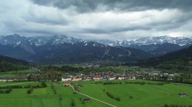 Kırsal Avrupa köyüne insansız hava aracı bakışı