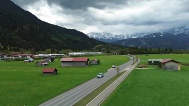 Baharda yeşil vadi ve alp zirveleri