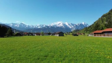 İlkbahar dağ manzarası kırsal evler ve ağaçlar üzerinde