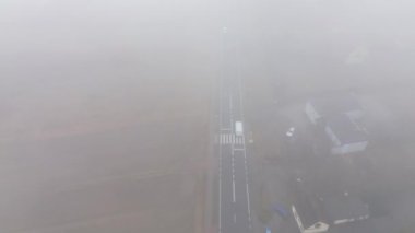 Sisli banliyö manzarasında puslu bir sabah yolculuğu