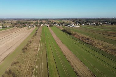 Tarlaları ve çayırları olan manzaralı bir kırsal.