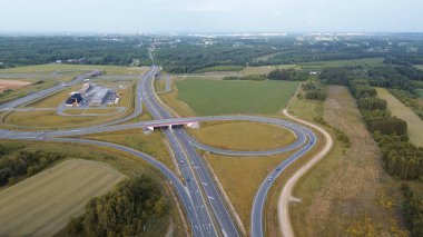 Kırsal kesimdeki karmaşık yol şebekesinin insansız hava aracı görünümü