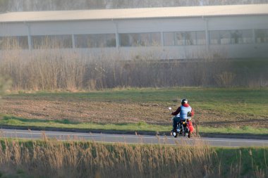 Spor motosiklet sürücüsü arazide hareket ediyor