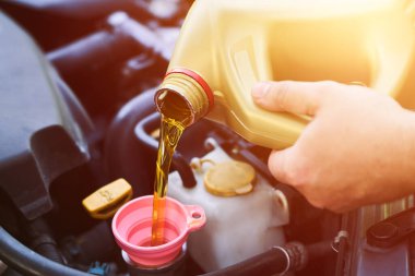 Tamir atölyesinde dizel motor yağı değişimi