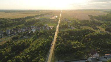 Gün batımında kırsal alanda yol kesimi