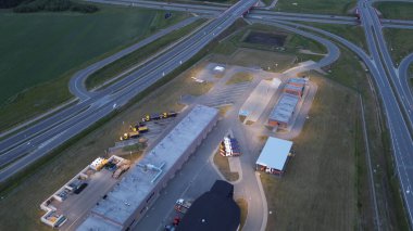 Yukarıdan bağlı yolların görüldüğü sanayi bölgesi