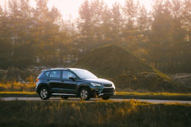 Aile cipi gün batımında kırsal yolda gidiyor.