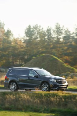 Manzaralı yolda giden lüks SUV.
