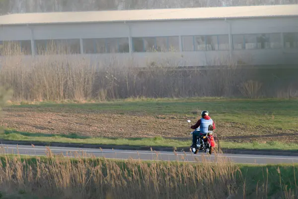 Spor motosiklet sürücüsü arazide hareket ediyor