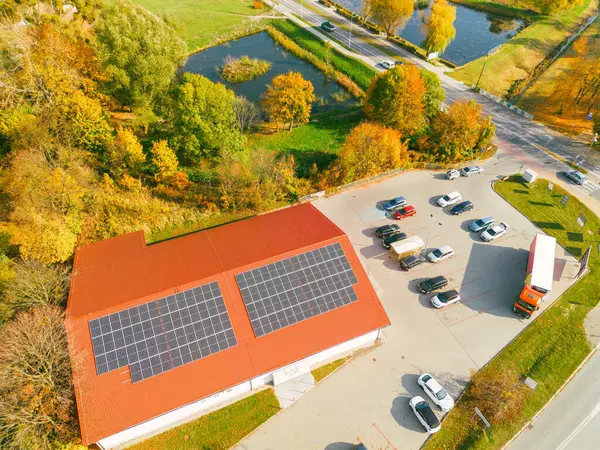 Güneş panelleri olan yeşil kırsal alanda sürdürülebilir bir ev