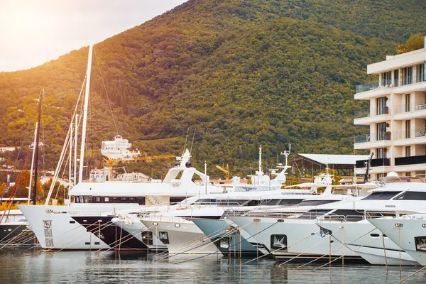 Yat, tepedeki manzaralı marinaya demirlemiş..