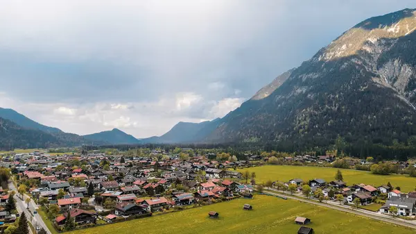 Dramatik dağlarla kaplı köy manzarası