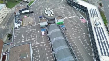 Şehir binasının çatı katı otoparkı