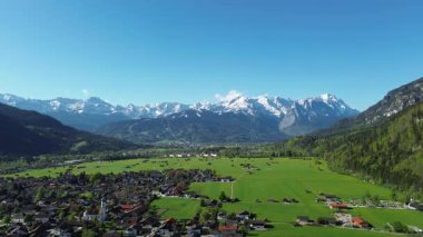 Alp dağlarının altındaki sakin bahar vadisi