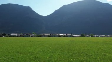 Yeşil çayır manzaralı dağ köyü