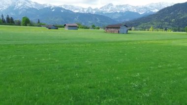 Bavyera kırsalında dağ manzarası ve çayır