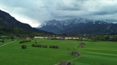 İlkbaharda yüksek dağ zirveleri olan dağlık bir çayır.