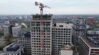 Şehir merkezinde büyük vinç yapımı.