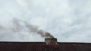 Yanan odun ısıtma sistemi duman yayıyor