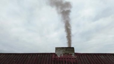 Kasabadaki bacadan çıkan fabrika dumanı gibi.