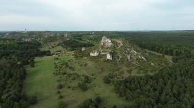 Engebeli tepelerin ve ağaçların drone görüntüsü