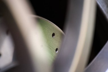 Daha iyi fren sistemi soğutma için atölyeye yerleştirilmiş delinmiş disk rotoru