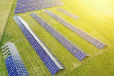 Güneş enerjisi panelleri ile kırsal alanda bahar mevsimi