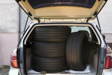 Tamirci taze yaz lastikleri taşıyor.