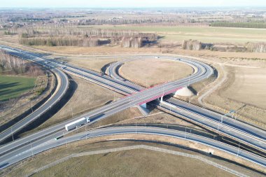 Kırsal ekspres yolda büyük bir yük kamyonu ilerliyor.