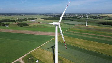 Kırsal kesimde alternatif enerjiyi temsil eden rüzgar türbini