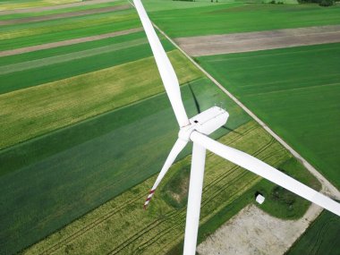 Geniş alanlarda açık bir gökyüzünün altında rüzgar türbini