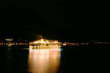 Sakin bir gecede parlayan bir gemi.