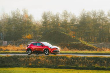 Manzaralı kırsal yolda elektrikli araba.